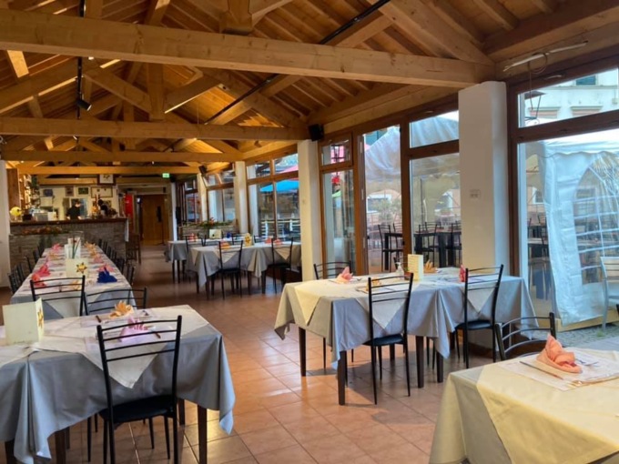 Bollette roventi (e idee creative): piuttosto che alzare il prezzo delle pizze il titolare spegne le luci del ristorante