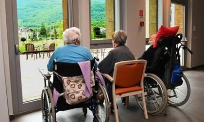 Mancano operatori nelle case di riposo, la soluzione: 500 euro di premio ai dipendenti che trovano candidati