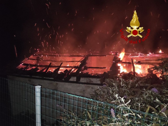 La casa va a fuoco ma è impossibile raggiungerla con i mezzi pesanti dei Vigili del fuoco