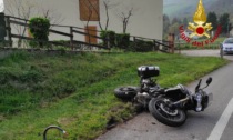 Brutta caduta in moto lungo la SS51: una giovane trasferita d'urgenza in ospedale