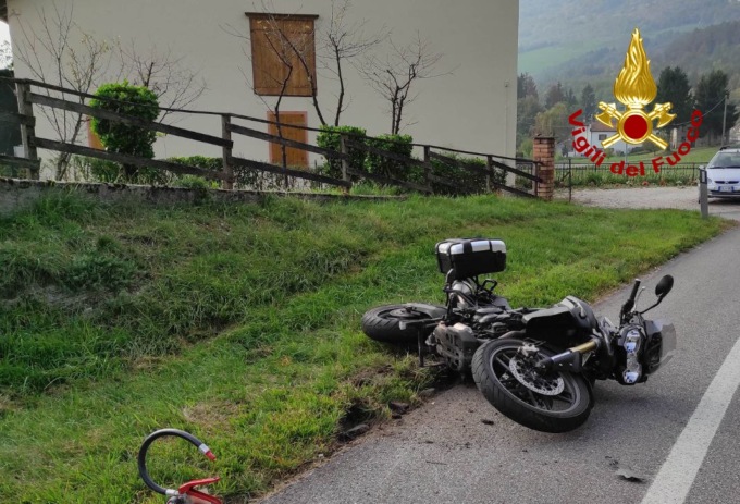 Brutta caduta in moto lungo la SS51: una giovane trasferita d’urgenza in ospedale