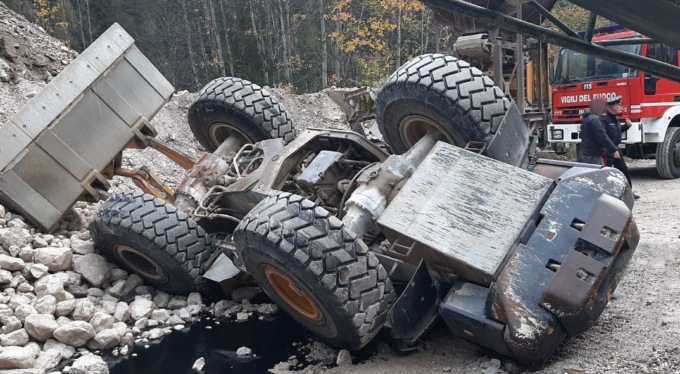 Tragedia sul lavoro ad Auronzo, si rovescia con la pala meccanica: morto operaio di 59 anni