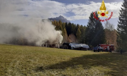 Cortina, divampa l'incendio al piano terra: brucia casa con due appartamenti