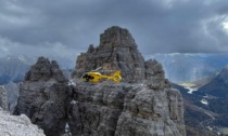 Tre Cime, inciampa lungo una cengia e precipita tra le rocce: morto alpinista 56enne