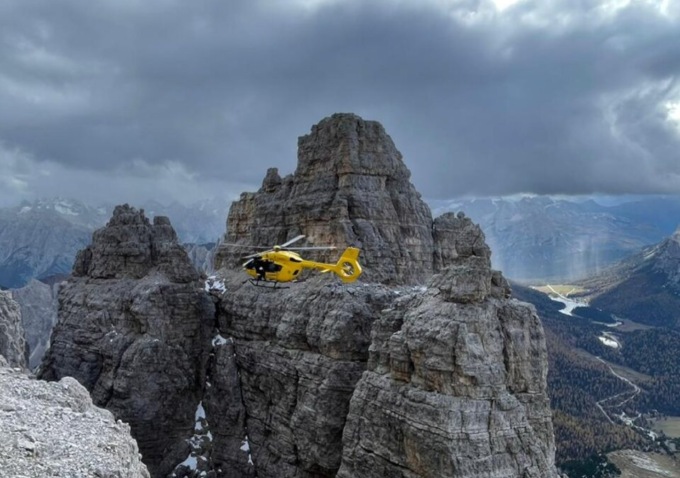 Vede il compagno precipitare dalla Piccola delle Tre Cime di Lavaredo e afferra la corda per salvarlo