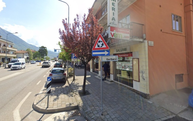 Rapina violenta in un market del centro: banditi accoltellano il titolare ma lui li mette in fuga