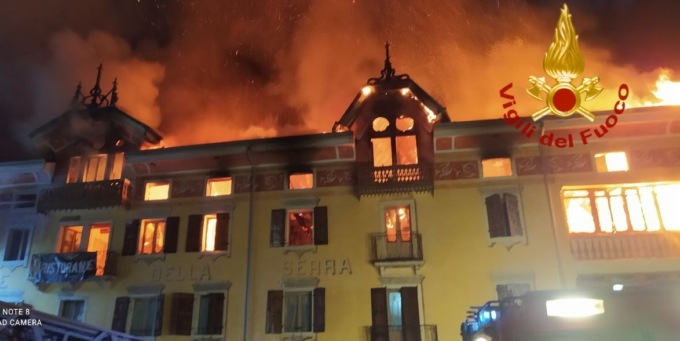 Inferno di fuoco a Lamon, le foto dell’incendio alla Locanda Ponte Serra