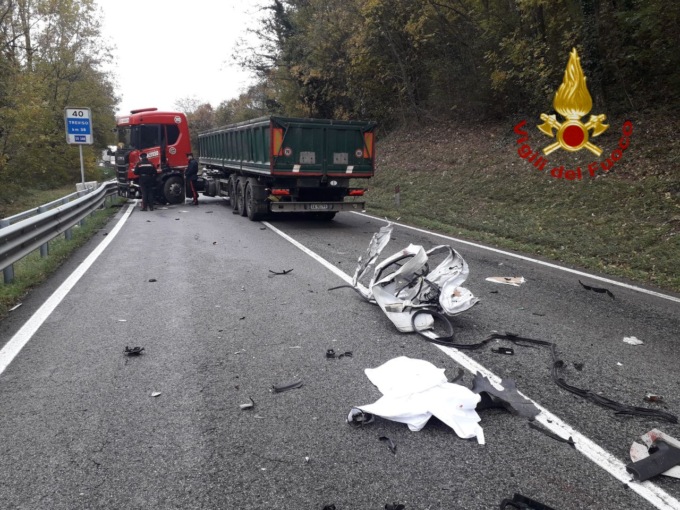 Tragico incidente tra camion e furgone sulla Feltrina: morto un giovane autista