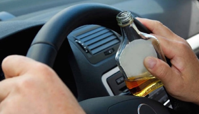 Guidava un furgone con un tasso alcolico di 2,94 g/l e senza patente: denunciato