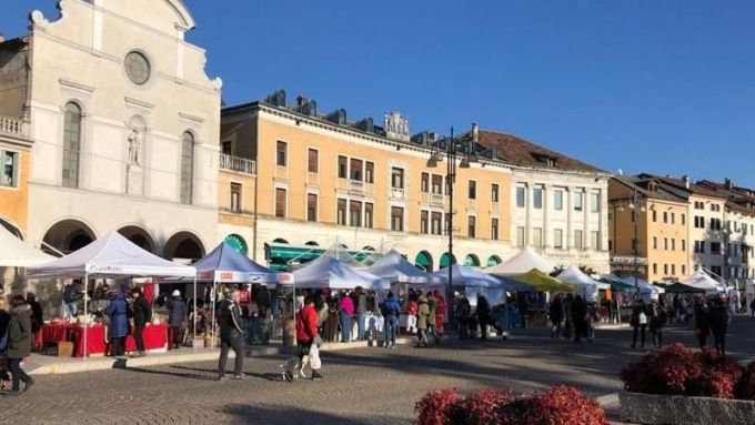 Natale solidale a Belluno: appuntamento in piazza con 18 associazioni