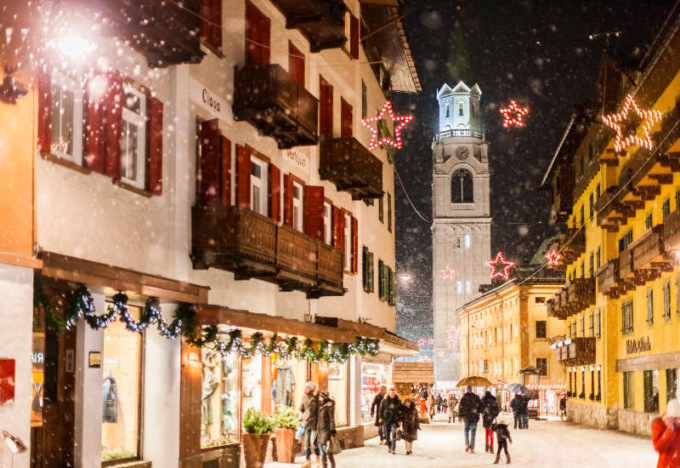 Natale 2022 a Cortina: il Villaggio magico, un presepe intagliato nel legno e tante altre novità