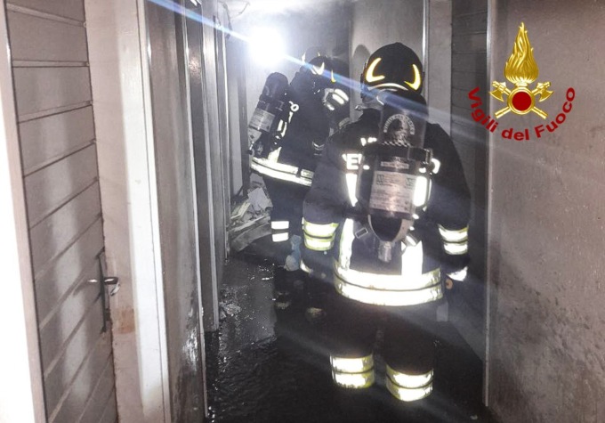 Belluno, incendio nelle cantine del condominio: quattro persone intossicate e stabile evacuato