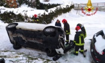 Incidente sulla regionale delle Dolomiti, auto finisce rovesciata nella neve