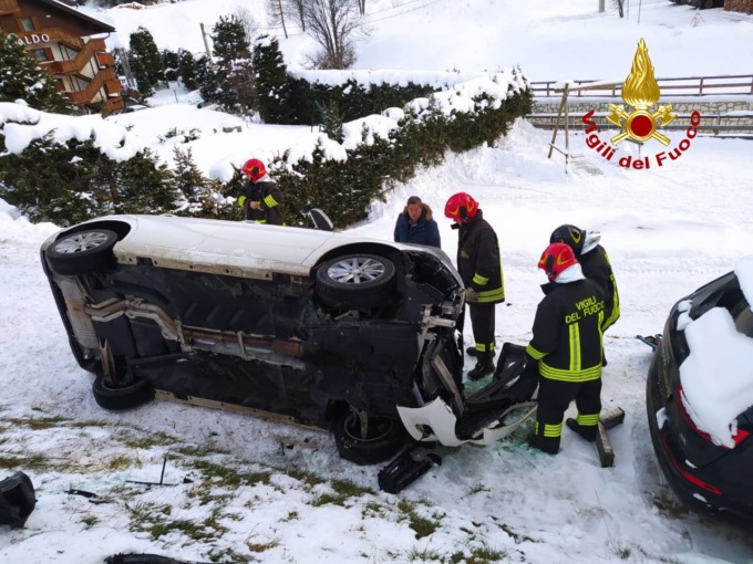 Incidente sulla regionale delle Dolomiti, auto finisce rovesciata nella neve