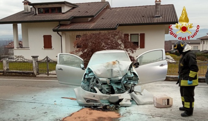 Tremendo schianto contro lo spigolo in cemento, poi l’auto prende fuoco: tre giovani feriti, uno è gravissimo