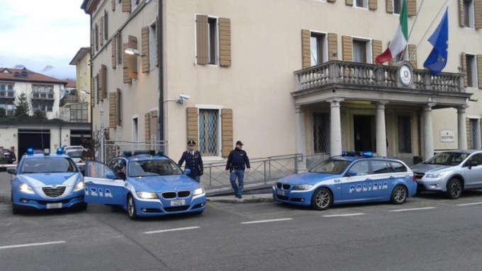 Perde la targa e se ne fabbrica una da solo: 900 euro di multa e mezzo sequestrato