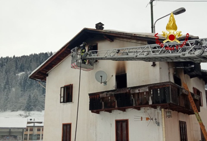 Dalla canna fumaria parte l’incendio, ma in casa non c’è nessuno: l’allarme lo danno i vicini
