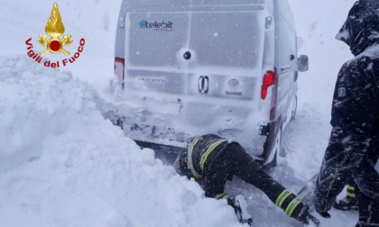 Auto bloccate nella bufera di neve sul Giau: le foto