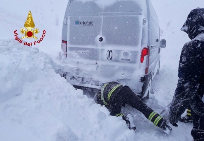 Auto bloccate nella bufera di neve sul Giau: le foto