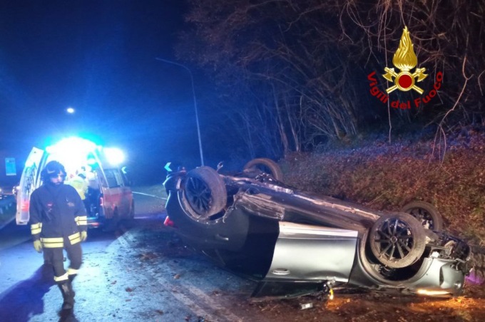 Auto esce di strada e si rovescia a Capodanno