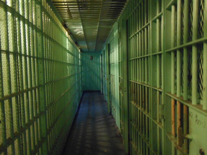 Carcere di Belluno, detenuto aggredisce 3 poliziotti mandandone uno all’ospedale