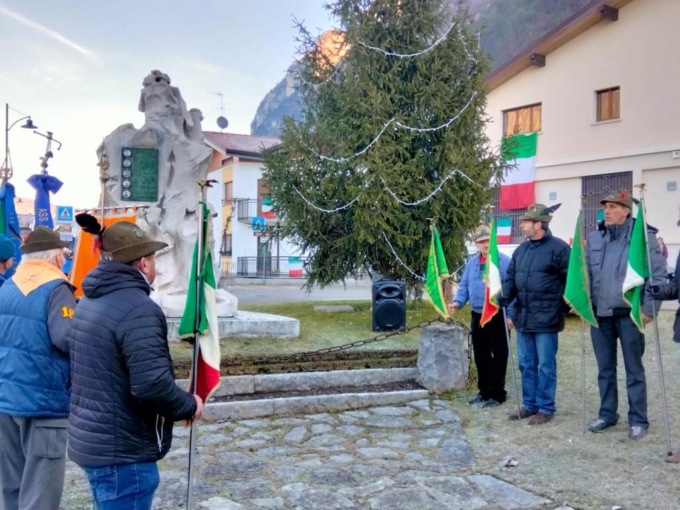 Oltre 300 persone al raduno alpino della sezione Ponte nelle Alpi-Soverzene: le immagini
