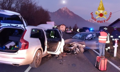 Terribile scontro tra tre auto, 4 i feriti trasportati in ospedale