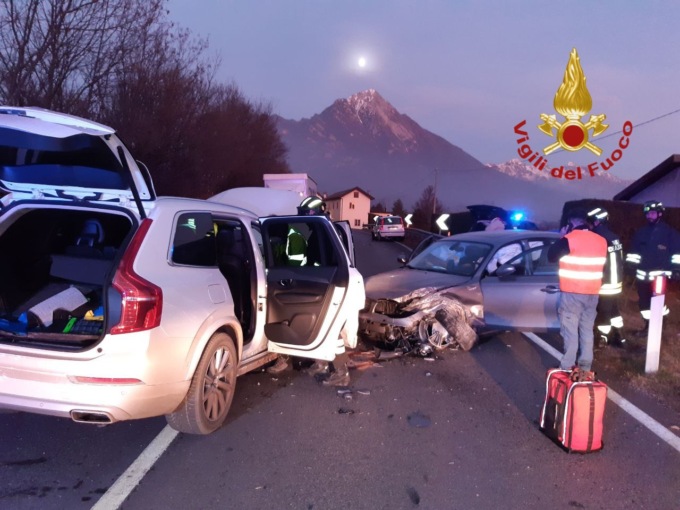Terribile scontro tra tre auto, 4 i feriti trasportati in ospedale