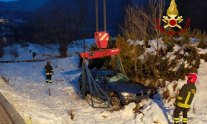 Bmw esce di strada a Zoldo e si rovescia nella neve: le foto dell'incidente