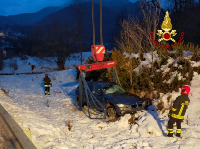 Bmw esce di strada a Zoldo e si rovescia nella neve: le foto dell’incidente