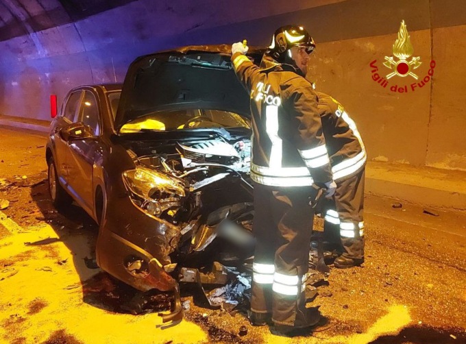 71enne si schianta a Fonzaso e muore, salvi i due cani in auto con lui