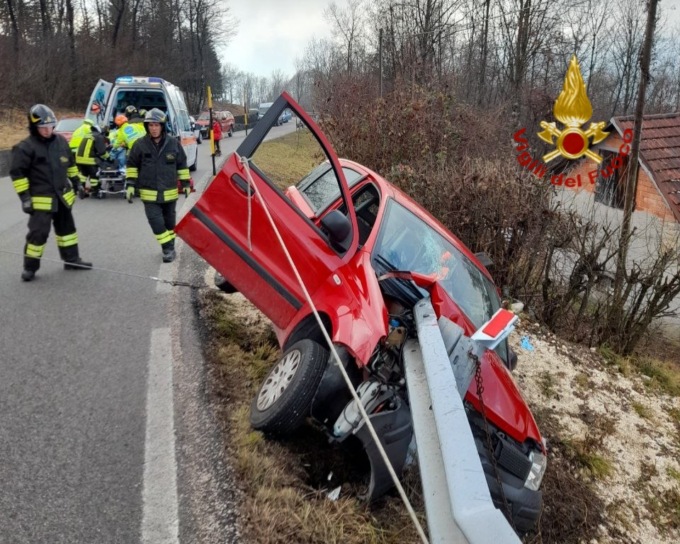 Auto ”infilzata” dal guard-rail in Alpago: un ferito