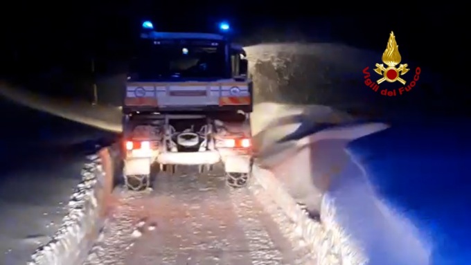 Bloccato nella bufera di neve a pochi metri da casa e poi salvato dai vigili del fuoco: il video dell’intervento