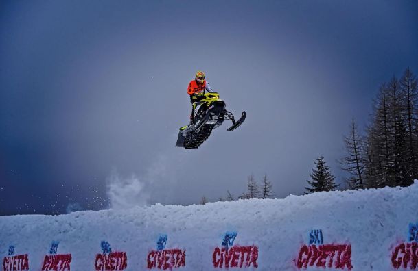 In motoslitta al Col Dei Baldi: ad Alleghe la prima scuola italiana