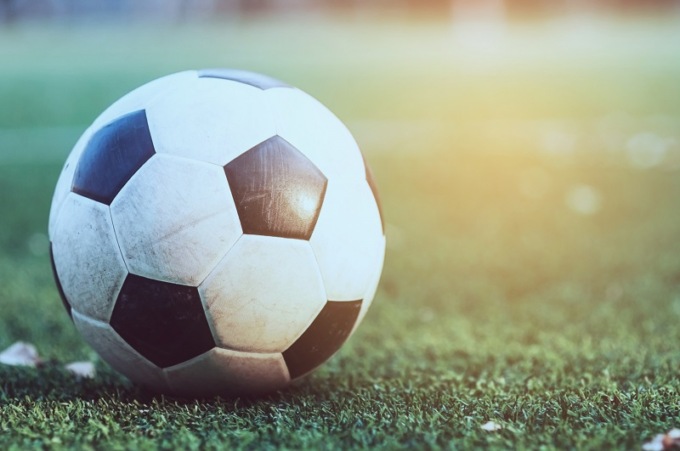 Allenatori contro amministratori, sfida all’ultimo goal nella Partita del Sorriso