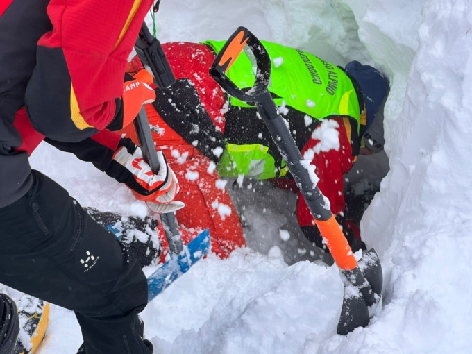 Travolto da una valanga sul Cristallo ed estratto vivo dalla neve