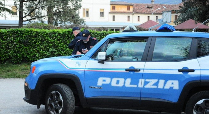 Giravano per il centro con hashish nelle tasche: minorenni fermati dalla polizia