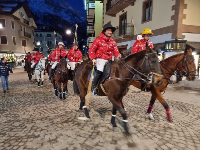 Cortina invasa dai cavalli: le foto dell’Italia Polo Challenge