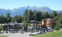 Piazzale Nevegal: due isole pedonali rosse con fiocchi di neve e stelle alpine