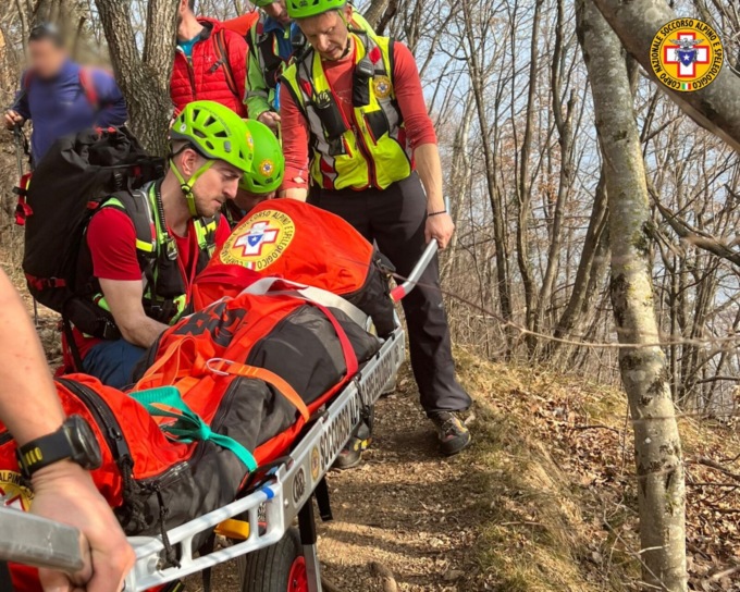 La gita si trasforma in dramma: l’escursionista ha un malore improvviso e si accascia sotto gli occhi della compagna