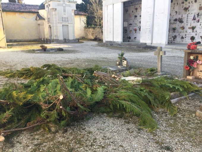 Erba e arbusti sulle tombe: avviata dal Comune la pulizia dei cimiteri