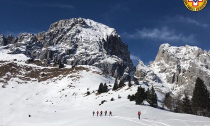 S’incammina verso il rifugio ma fa troppo freddo, così scava un buco nella neve