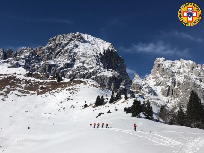 S’incammina verso il rifugio ma fa troppo freddo, così scava un buco nella neve
