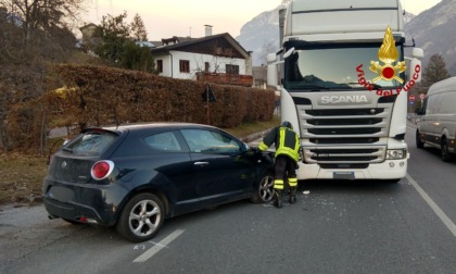 Incidente sull'Alemagna a Longarone, scontro tra auto e camion: un ferito
