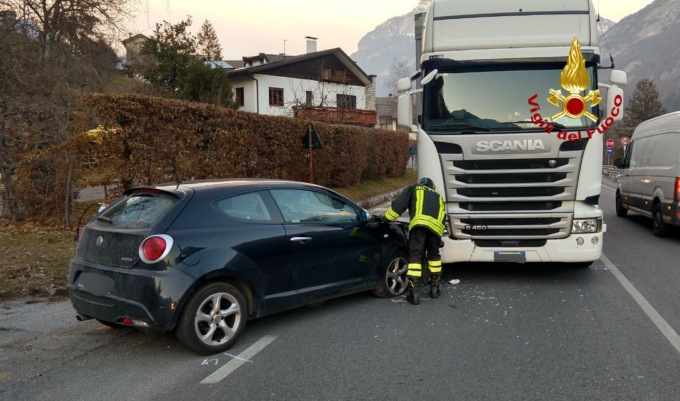 Incidente sull’Alemagna a Longarone, scontro tra auto e camion: un ferito