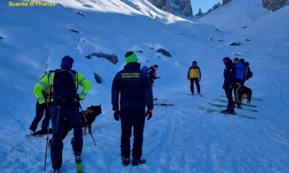 Scialpinista travolto da una valanga a Misurina: l’esercitazione di gdf e polizia