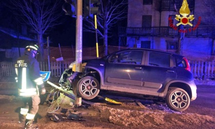 Perde il controllo dell’auto e si schianta contro un semaforo sull'Alemagna