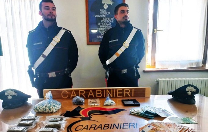 Cocaina, hashish, marijuana: scoperto oltre un chilo di droga in un appartamento a Cortina