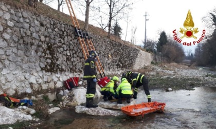 Passeggia lungo il torrente, ma ci scivola dentro dopo un volo di due metri