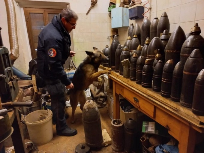 Nascondeva un arsenale in casa: oltre 80 bombe a mano, fucili e proiettili della Grande Guerra